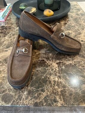 Like new! Men’s Gucci brown suede HorseBit loafers size 13